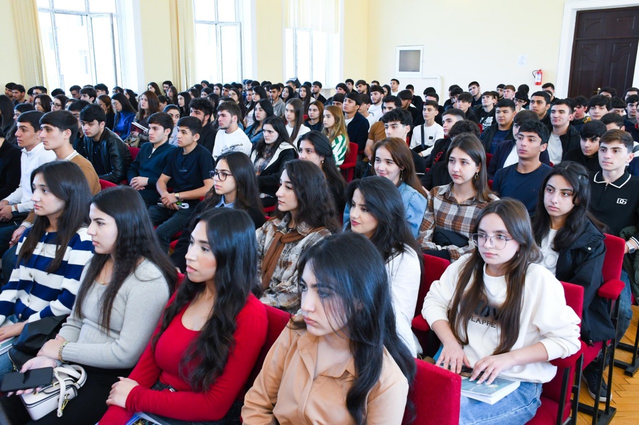 ADAU-nun rektoru I kurs tələbələrinin fikir və təkliflərini dinləyib - FOTOLAR